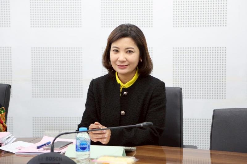 นางจตุพร โรจนพานิ�