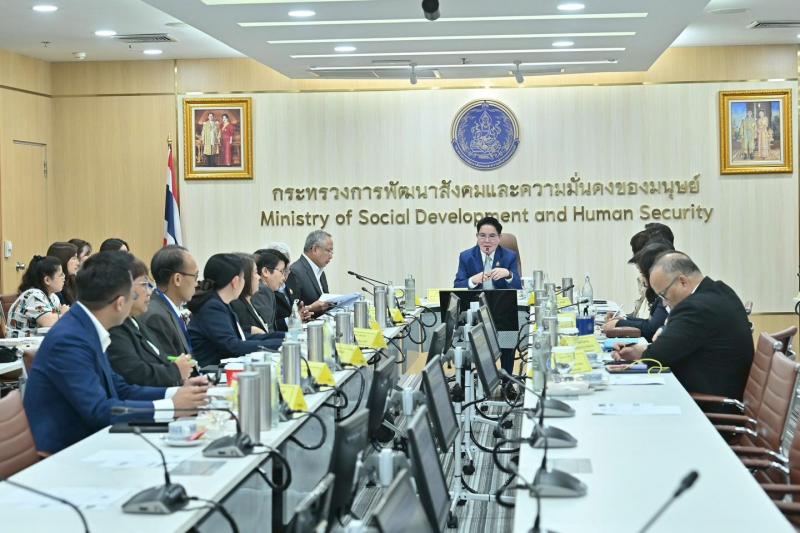 รมว.พม. เป็นประธาน�