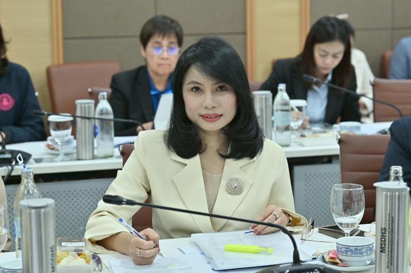 รมว.พม. เป็นประธาน�