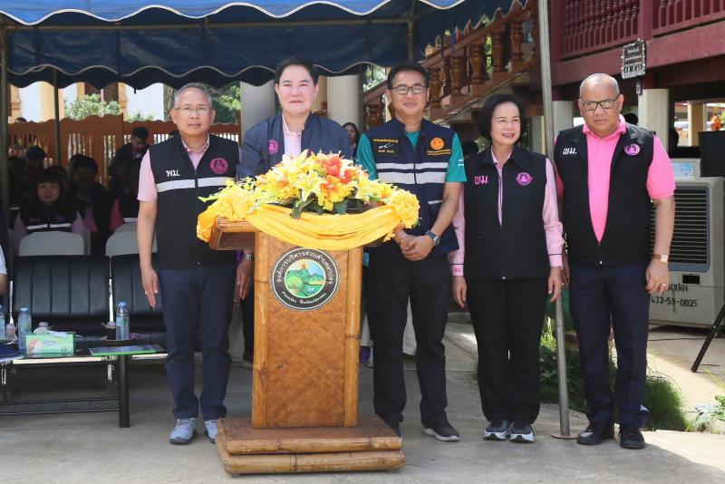 รมว.พม. พร้อมคณะผู�
