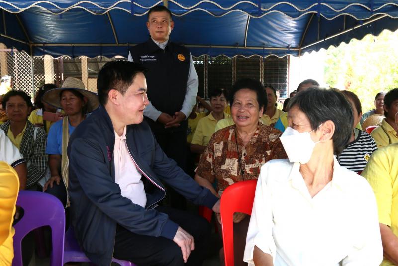 รมว.พม. พร้อมคณะผู�