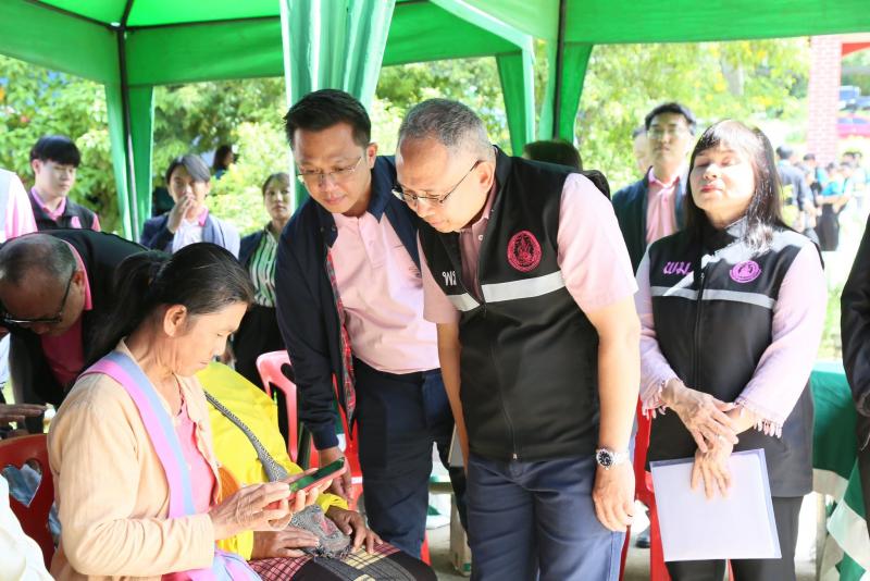 รมว.พม. พร้อมคณะผู�
