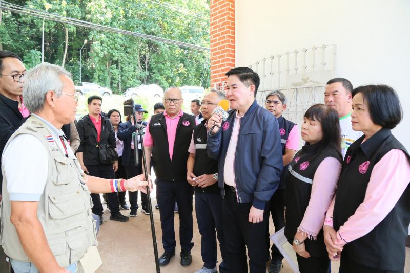 รมว.พม. พร้อมคณะผู�