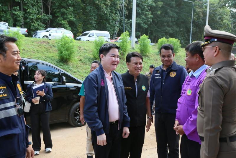 รมว.พม. พร้อมคณะผู�