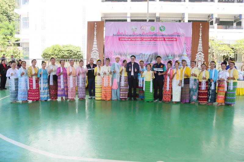 รมว.พม. พร้อมคณะผู�