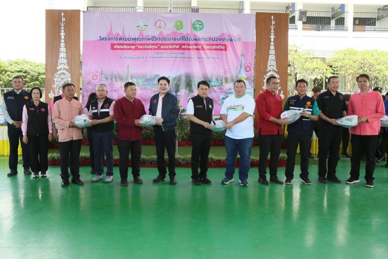 รมว.พม. พร้อมคณะผู�