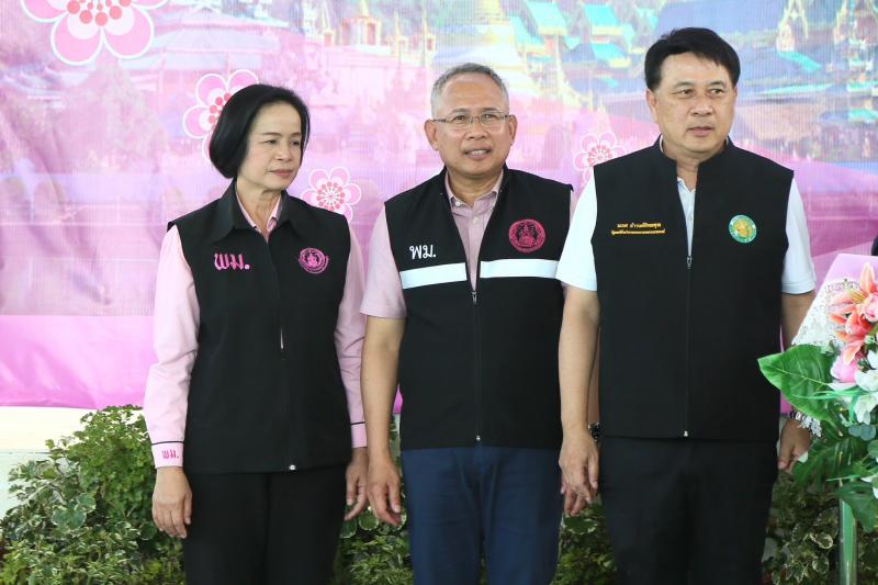 รมว.พม. พร้อมคณะผู�