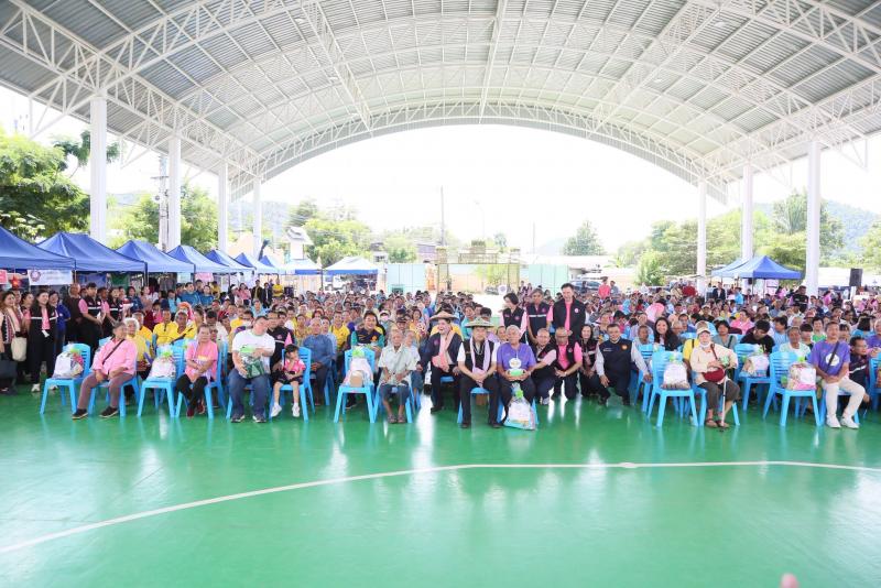 รมว.พม. พร้อมคณะผู�