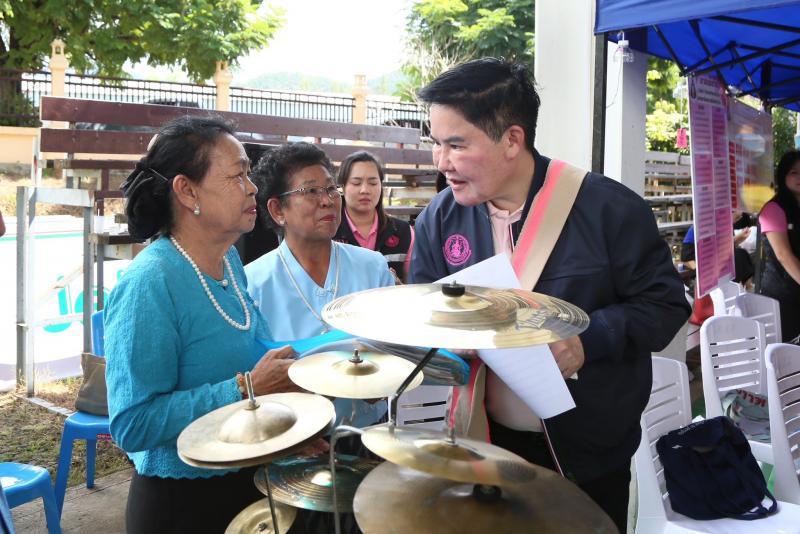 รมว.พม. พร้อมคณะผู�