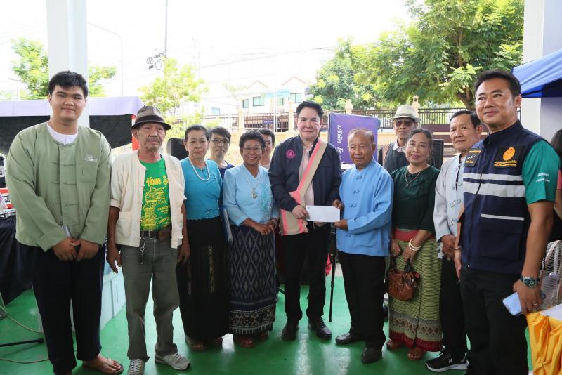 รมว.พม. พร้อมคณะผู�