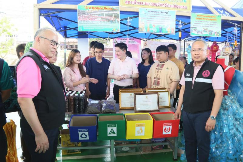 รมว.พม. พร้อมคณะผู�