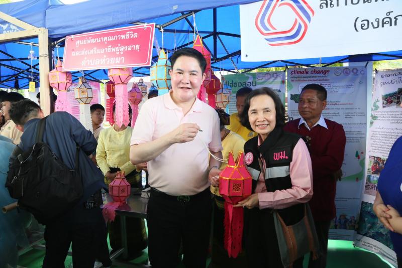 รมว.พม. พร้อมคณะผู�