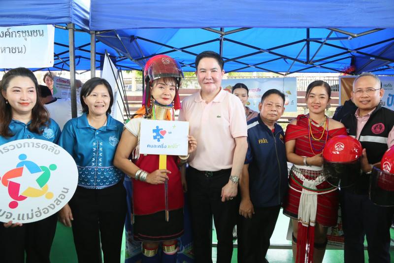 รมว.พม. พร้อมคณะผู�