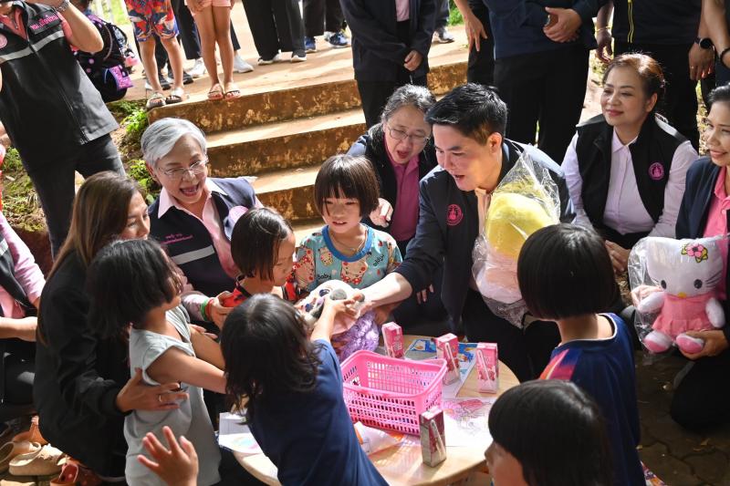 รมว.พม. ลงพื้นที่ต�