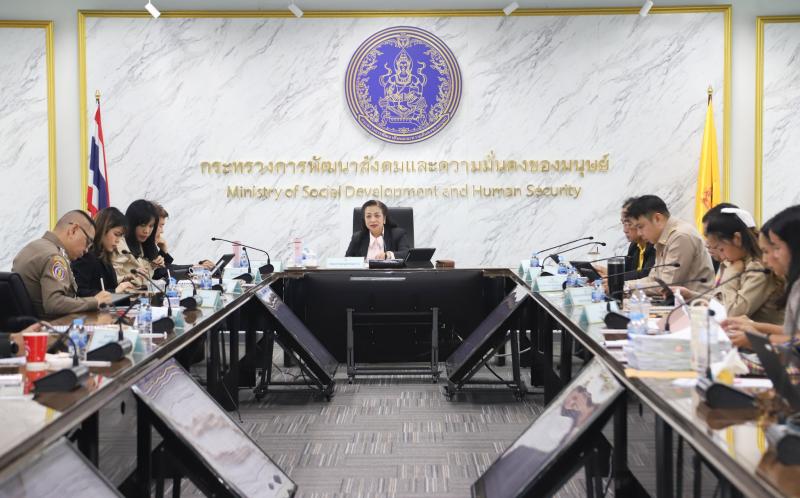 นางจตุพร โรจนพานิ�