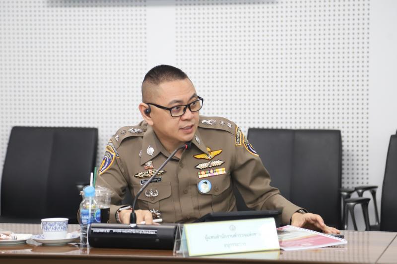 นางจตุพร โรจนพานิ�