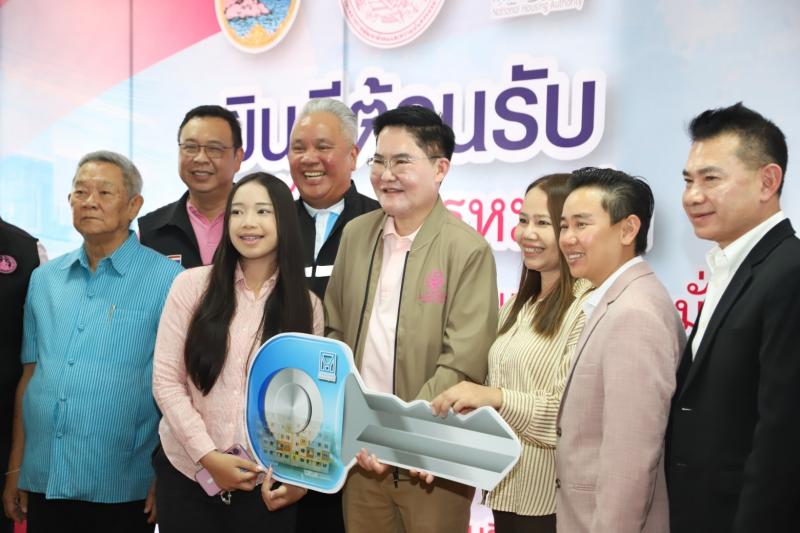 รมว.พม. พร้อมด้วยค�