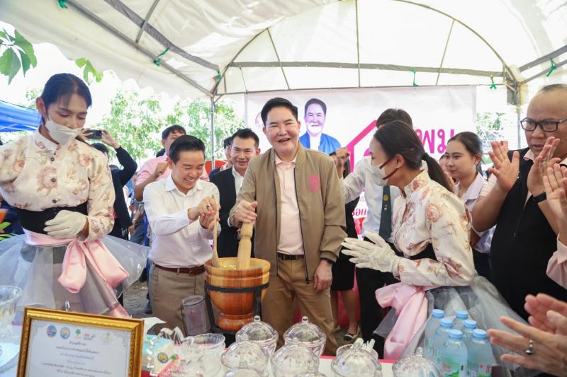รมว.พม. พร้อมด้วยค�
