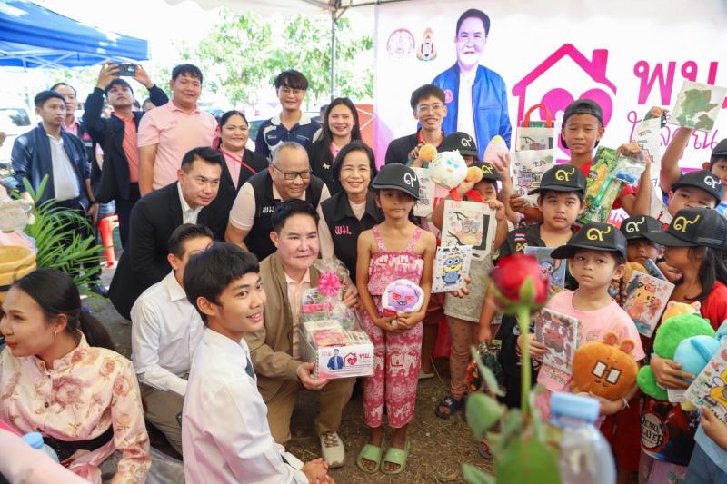 รมว.พม. พร้อมด้วยค�