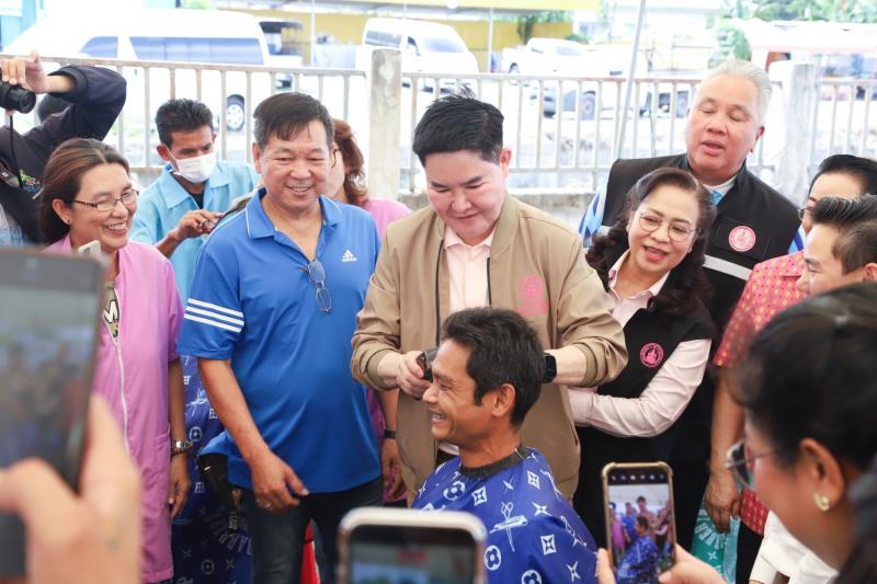 รมว.พม. พร้อมด้วยค�