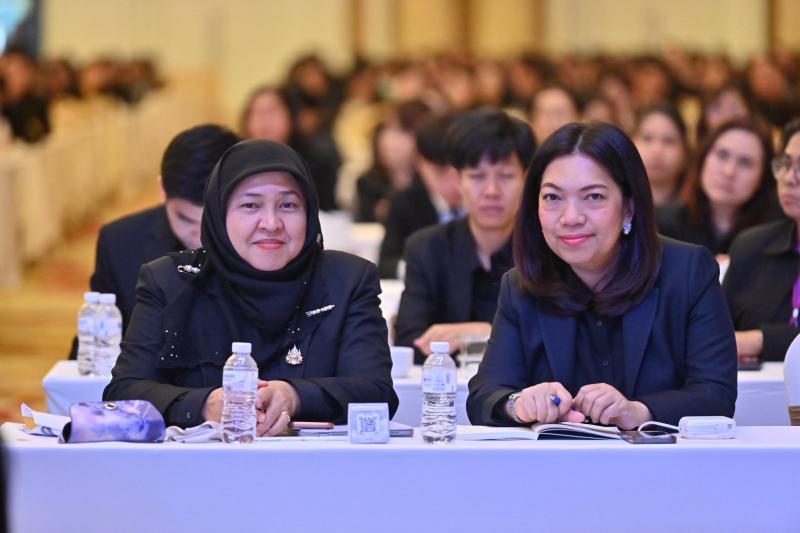 รมว.พม. มอบแนวทางก�
