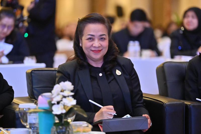 รมว.พม. มอบแนวทางก�