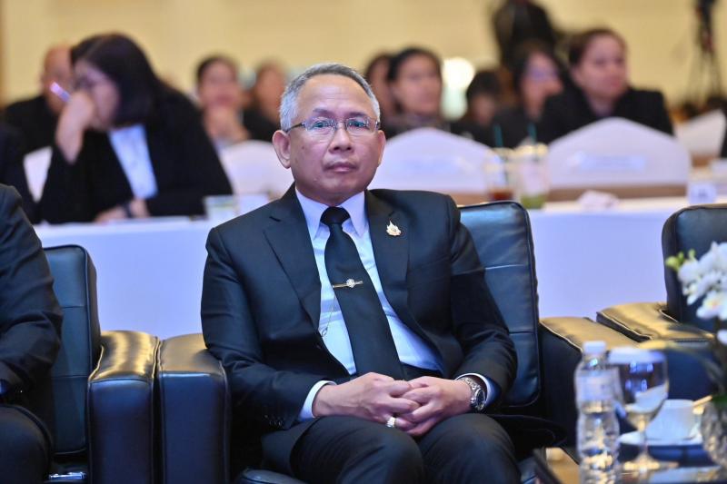 รมว.พม. มอบแนวทางก�