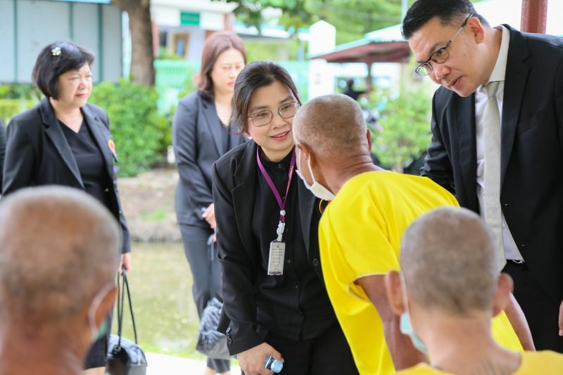 นางเตือนใจ คงสมบั�