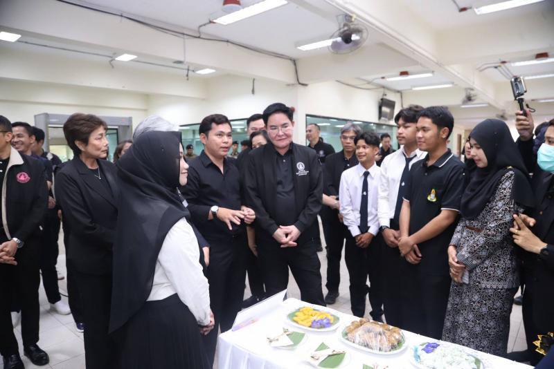 รมว.พม. ร่วมกับ ร้อ�