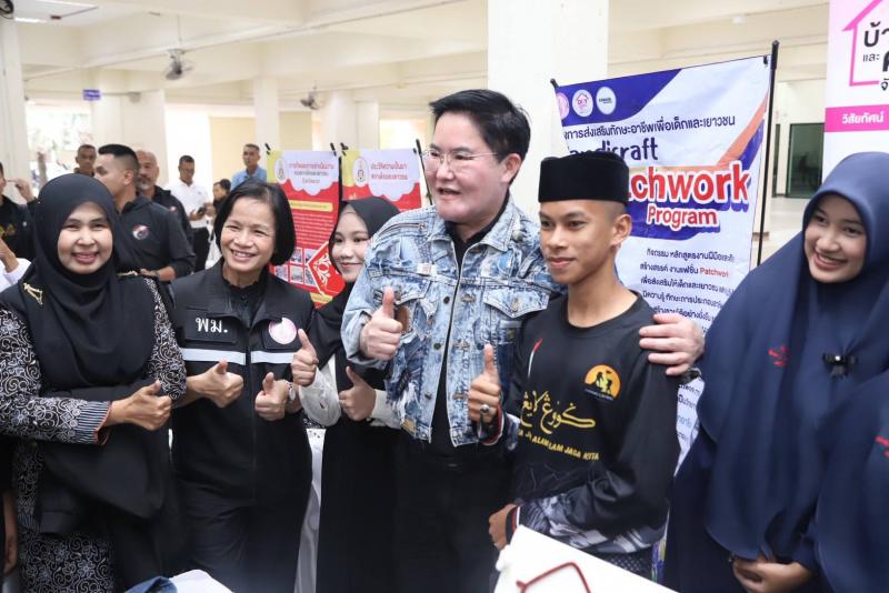 รมว.พม. ร่วมกับ ร้อ�