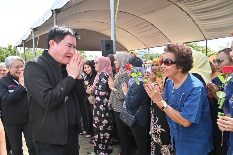 รมว.พม. ร่วมกับ ร้อ�