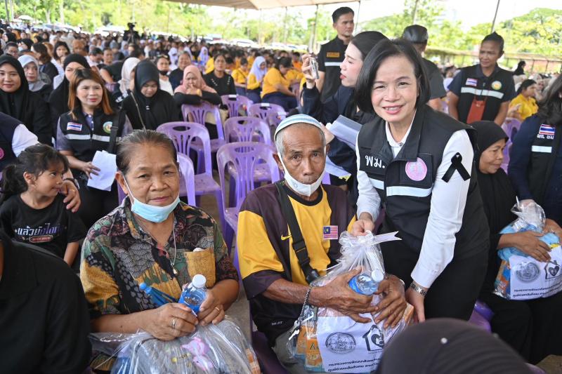 รมว.พม. ร่วมกับ ร้อ�