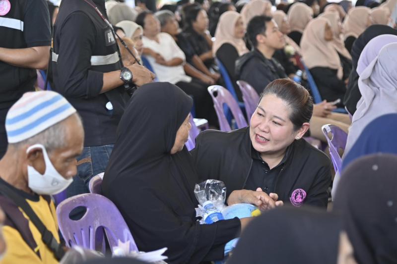 รมว.พม. ร่วมกับ ร้อ�