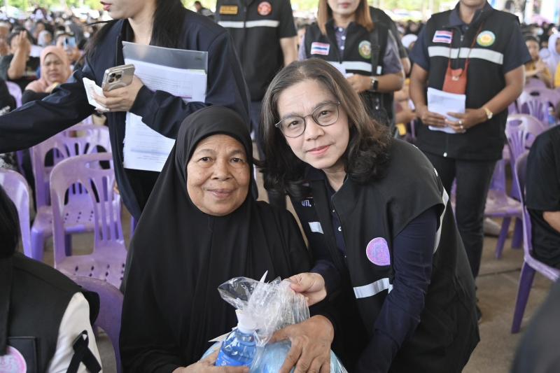 รมว.พม. ร่วมกับ ร้อ�