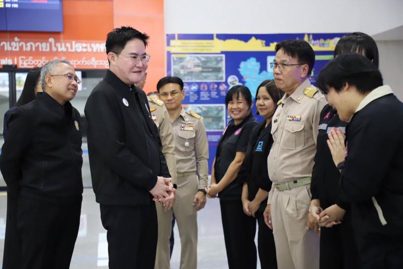 รมว.พม. ลงพื้นที่จ�