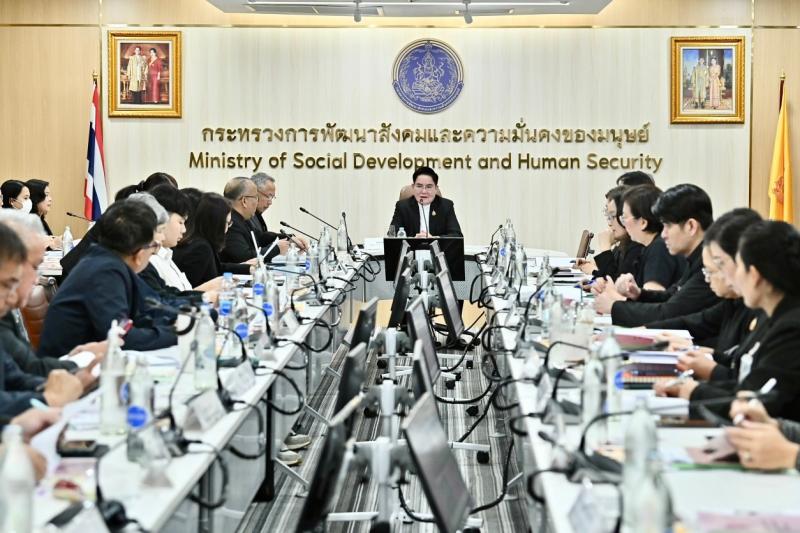 นายอัครา พรหมเผ่า 