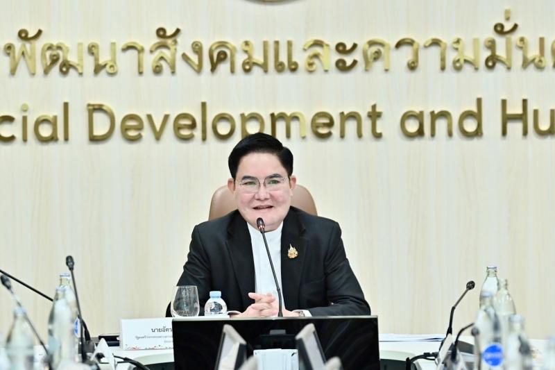นายอัครา พรหมเผ่า 