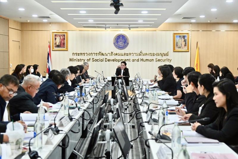 นายอัครา พรหมเผ่า 