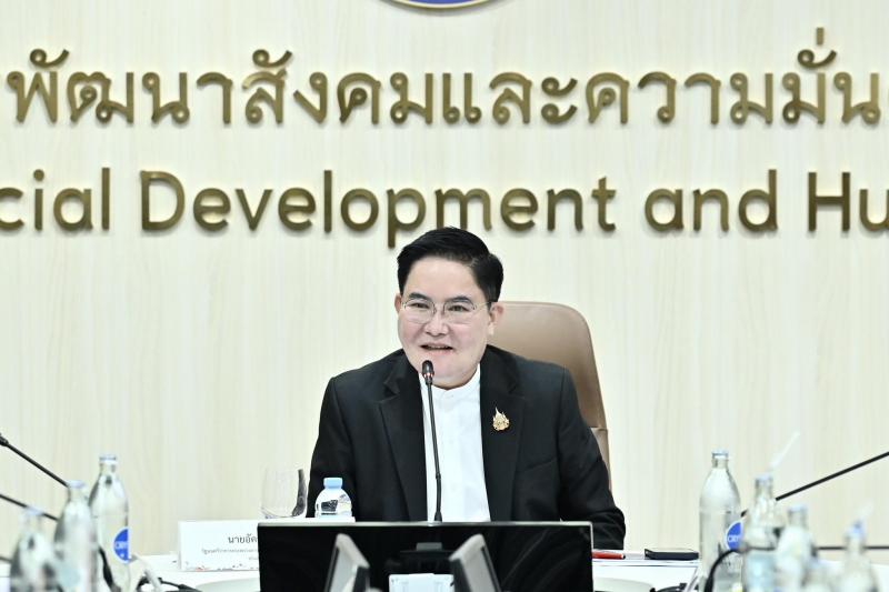 นายอัครา พรหมเผ่า 