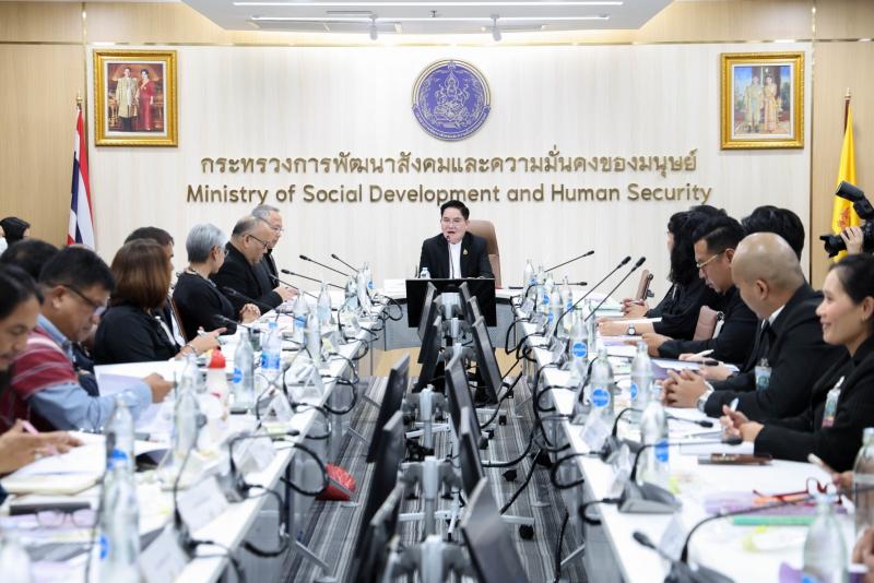 นายอัครา พรหมเผ่า 
