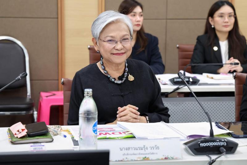นายอัครา พรหมเผ่า 