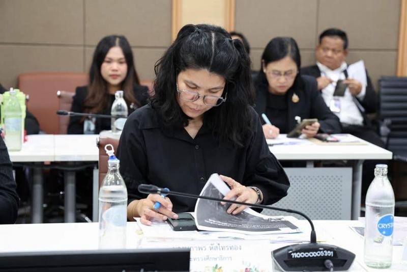 นายอัครา พรหมเผ่า 