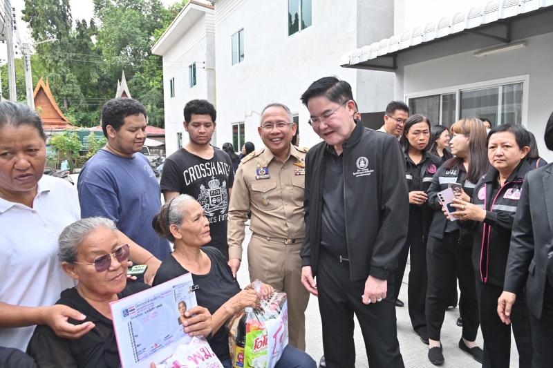 รมว.พม. ลงพื้นที่จ�