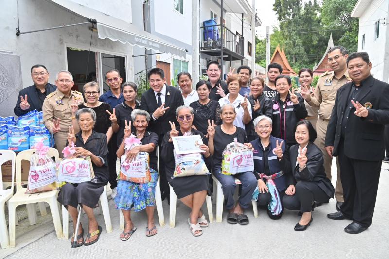 รมว.พม. ลงพื้นที่จ�