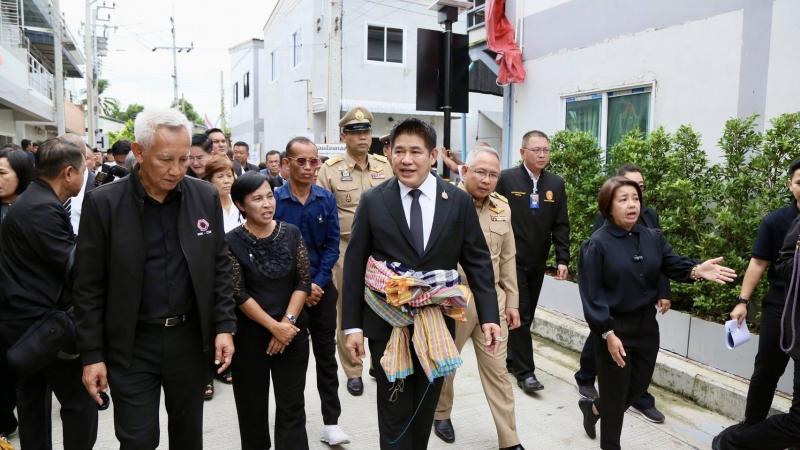 รมว.พม. ลงพื้นที่จ�