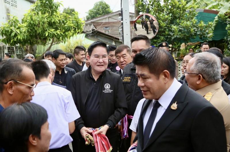 รมว.พม. ลงพื้นที่จ�