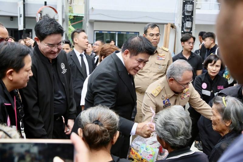 รมว.พม. ลงพื้นที่จ�