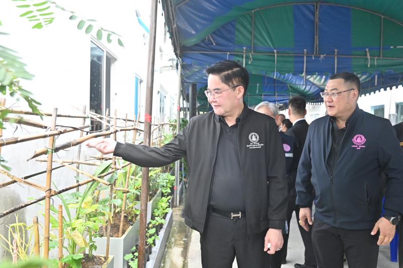 รมว.พม. ลงพื้นที่จ�