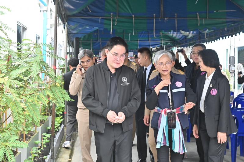 รมว.พม. ลงพื้นที่จ�