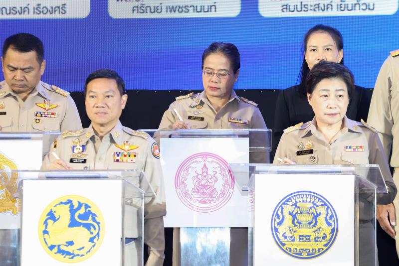 นางเตือนใจ คงสมบั�